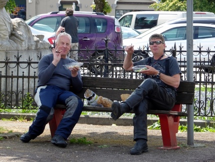 Ken and Graham with their lunchtime picnic